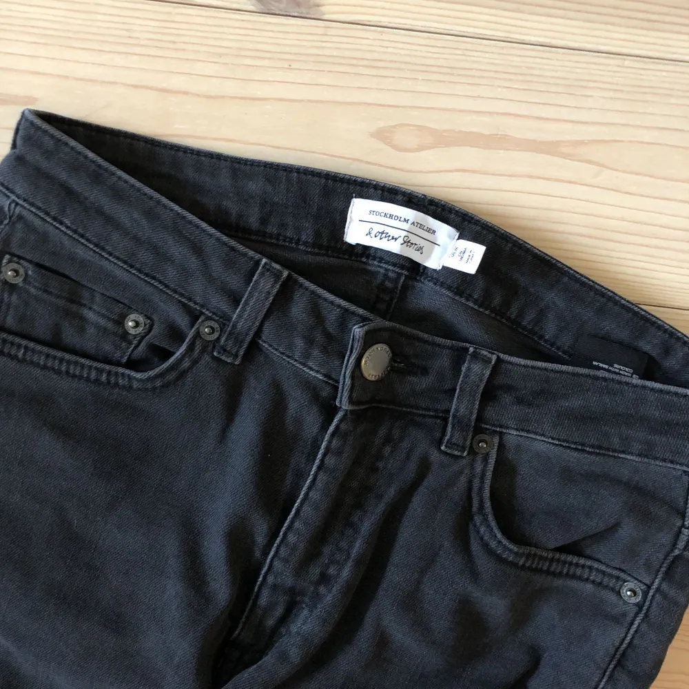 Grå skinny-jeans med stretch. Mkt sparsamt använda. . Jeans & Byxor.