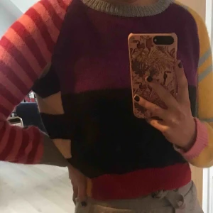 Stickad tröja  - Jättecool stickad tröja i massa olika färger. Från Bik Boks collab med Elsa Hosk. Original pris är 499kr. 💜❤️💛