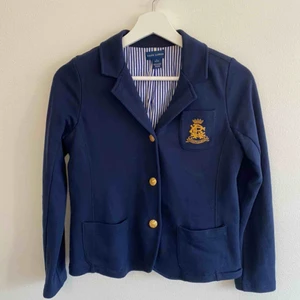  - Fantastisk Ralph Lauren kavaj i marinblå färg. Storlek: Barnstorlek L, vilket motsvarar XS/S. Fint skick, knappt använd