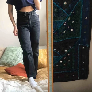  - Snygga jeans från Weekday i modellen Row! Vita sömmar vid fickorna och ganska urtvättad svart färg. De har varit mina favoriter men har tyvärr vuxit ur dem:( Nypris-500kr. Frakten ingår i priset! Det är bara att skriva om du har några frågor