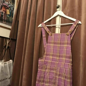  - Pricka in 2 av vårens trender; rutigt och lila i dessa coola hängselbyxor från misguided! Helt nya och oanvända med prislappen fortfarande kvar! Matcha till ett par chunky sneakers och du är hemma 👏🏻