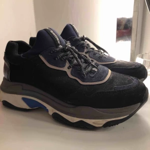  - Sparsamt använda snygg skor från Bronx. Nypris 1345. Mitt pris är prutbart.