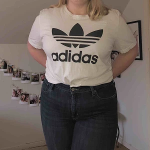  - Snygg och oversized! Passar till de mesta. Frakten är 59kr och betalas av köparen 🌻