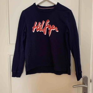  - Säljer denna tröja ifrån Tommy Hilfiger pga används ej, köpt för 699 och säljer för 250 + frakt 