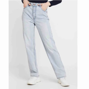  - Supersnygga raka byxor som går ned till marken, jag är 175cm lång och dessa är perfekt längd för mig. Ljus jeanstvätt som passar perfekt till våren🤍🦋 kan skicka på posten eller mötas i Karlstad!!