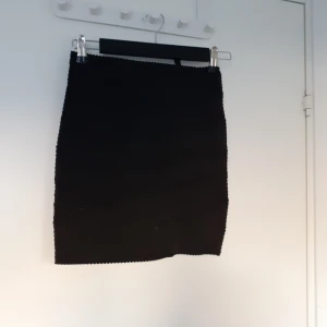 Svart kjol från HM - Svart kjol från HM. Jätte fin men tyvärr för liten för mig! Stretching material med detaljer (Se bild2). 30kr + frakt