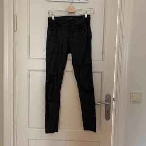  - Säljer dessa skinbyxor, byxorna är klippta ca 6-8 cm så längden är inte 30. Säljer för 50 + frakt