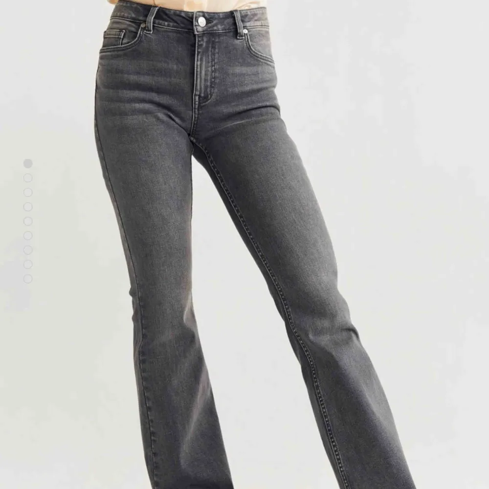 grå flare-jeans från mango!. Jeans & Byxor.