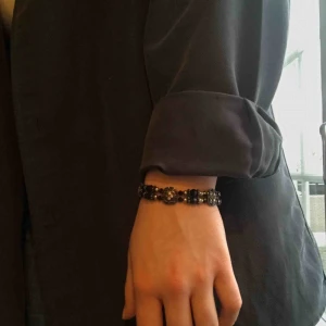  - Fint armband i pärlor. Kan piffa upp en simpel outfit och passar till det mesta. Skriv vid frågor🌙🌸