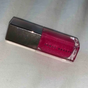  - Fenty Beauty gloss bomb  Aldrig använd eller öppnad Fri frakt  Färg: pretty please