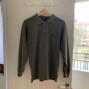  - Vintage långärmad piké från Ralph lauren storlek L i gott skick. Frakt tillkommer