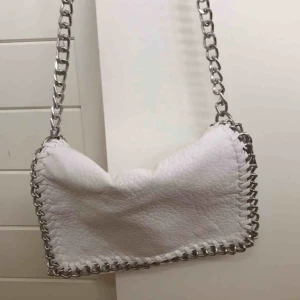  - Vit TIAMO VÄSKA Väskan säljs i fint skick på grund av att den ej har kommit till användning på ett tag. Detta är den större modellen av TIAMO väskorna. Ordpris är 499kr och köparen står för frakt🥰