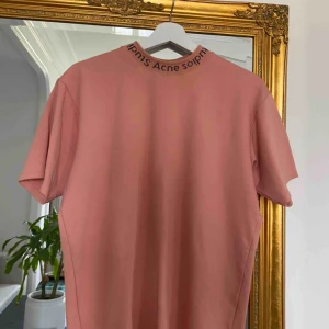  - Rosa tröja från acne studios, väldigt bra skick och bra passform. Skriv gärna för fler bilder eller frågor. Frakt tillkommer om inte annat har bestämts. 