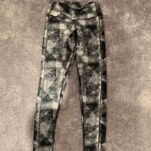  - Träningstights från SOC i storlek 34💚 I väldigt fint skick. Ska den skickas betalar köparen frakten💛