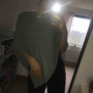  - Fin stickad poncho i 100% bomull. Mjuk och snygg. Den är nästan aldrig använd. 