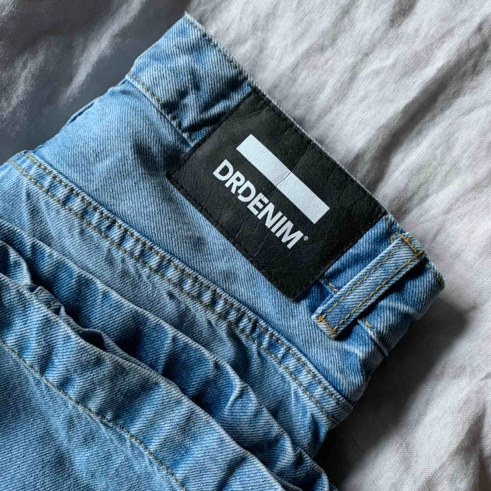 Säljer ett par blå jeans från Dr denim i storlek 26/30. Jag är 163 och brukar ha small/xs, passar mig. Sköna med stretch. Kan mötas och frakta 😌. Jeans & Byxor.