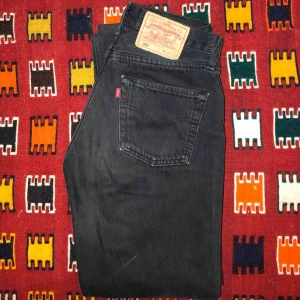  - Äkta Levis 501 jeans svart/grå från Ö till A ⭐️ Storlek: W28 L32. Dem är dock lite mindre vid midjan så passar nästan alla storlekar! Super snygga, använda ett fåtal gånger så dem är i sjukt bra skick! Pris kan diskuteras 💜