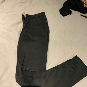  - Svarta jeans med hål i stretchiga fint skick 