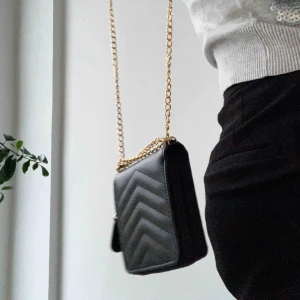  - FRAKT INGÅR! Plånboksväska, otroligt praktiskt faktiskt om man bara vill ha en liten väska! Bandet går både att ta bort helt och sätta på ett annat sätt så att väskan blir kortare!🥰🥰 Använd 1 gång, så den är i toppskick!