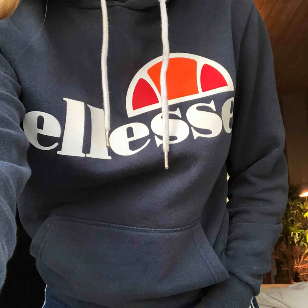 Säljer min marinblå Ellesse hoodie för att jag nästan aldrig använt den. Den är inte min stil och har hängt i garderoben ett bra tag nu. Det är en XS men passar även mig som är M. Köptes för 400/500. Kan mötas i Malmö annars står köparen för frakt. . Hoodies.