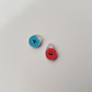 Miniberlock - Miniberlocker till exempelvis örhängen, en ledsen och en glad smiley knappt 1cm stora. Pris plus frakt. Skriv privat om du har önskemål på en egen berlock med annat motiv så kanske jag kan göra den💖