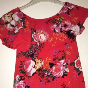  - Säljer den här fina blusen (elle vad den är) Skickar bild på hur den sitter på)))