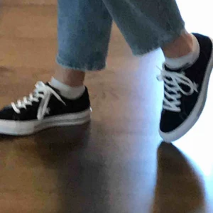  - Säljer mina jättefina onestars då de är för stora för mig! Nyp 700kr och de är nästan aldrig använda, köpare står för frakten eller möts upp i Uppsala🤍🖤💌💓💖