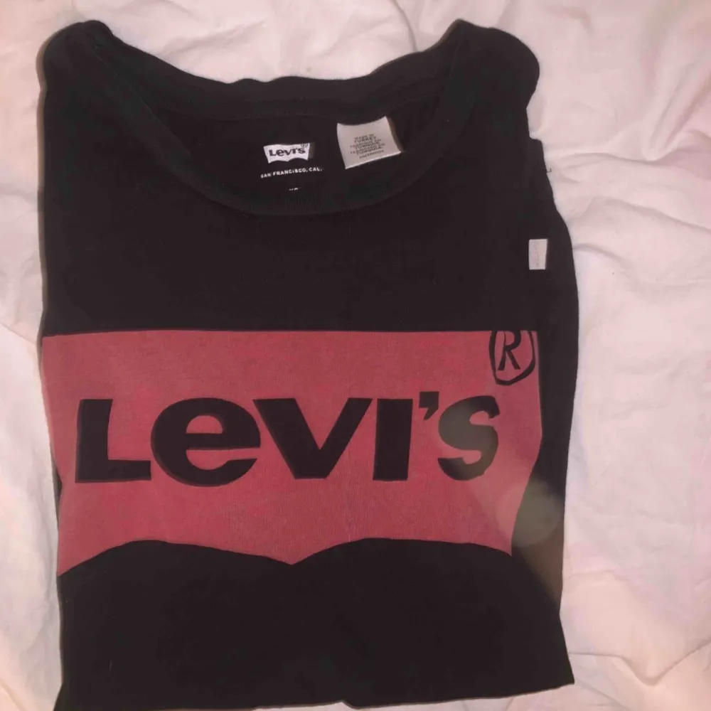 Säljer denna fina Levi’s t-shirt i stl XS från Levi’s! Köpt i Stockholm vid Gallerian för något år sedan! (Inget kvitto kvar) Använd 2-3 gånger och är i mycket bra skick! 100kr ink frakt eller möts i Stockholm för 50kr! DM:a vid intresse eller frågor.. T-shirts.