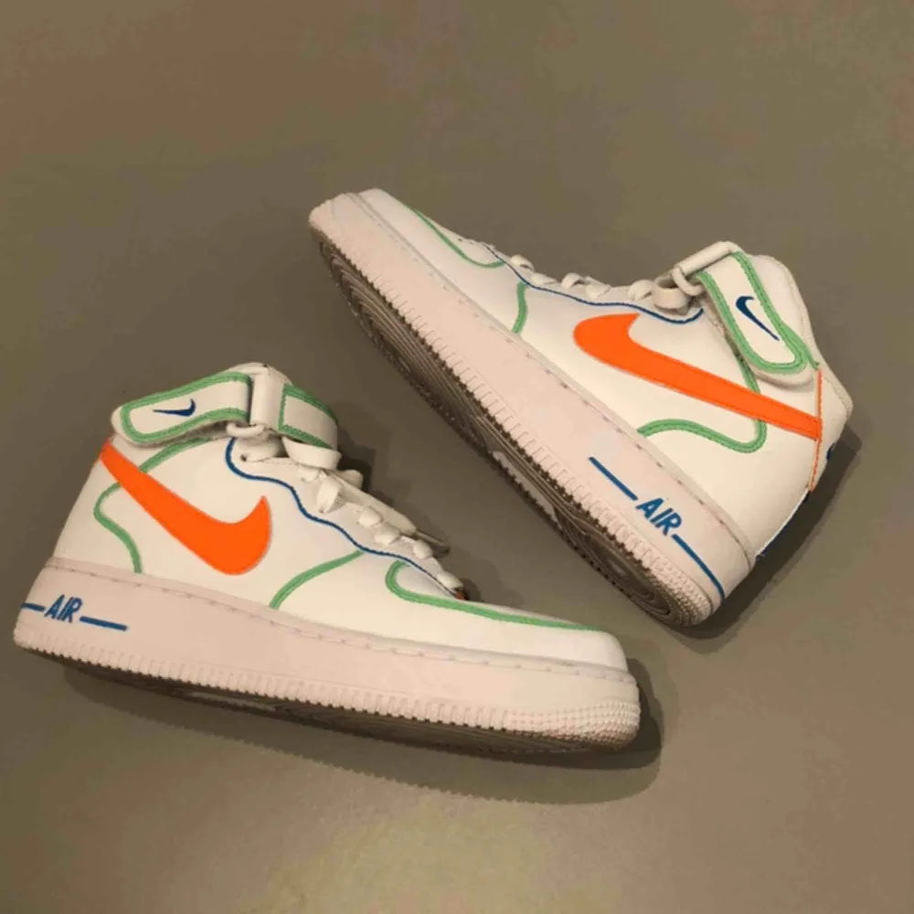 Egendesignade Nike Air Force 1 Mid, använda fåtal gånger och är därför i asgrymt skick, säljer pga inte passar! De är sprayade och målade med färg som ska hålla i vatten och för slitage. De är pärlor🥺❤️. Skor.