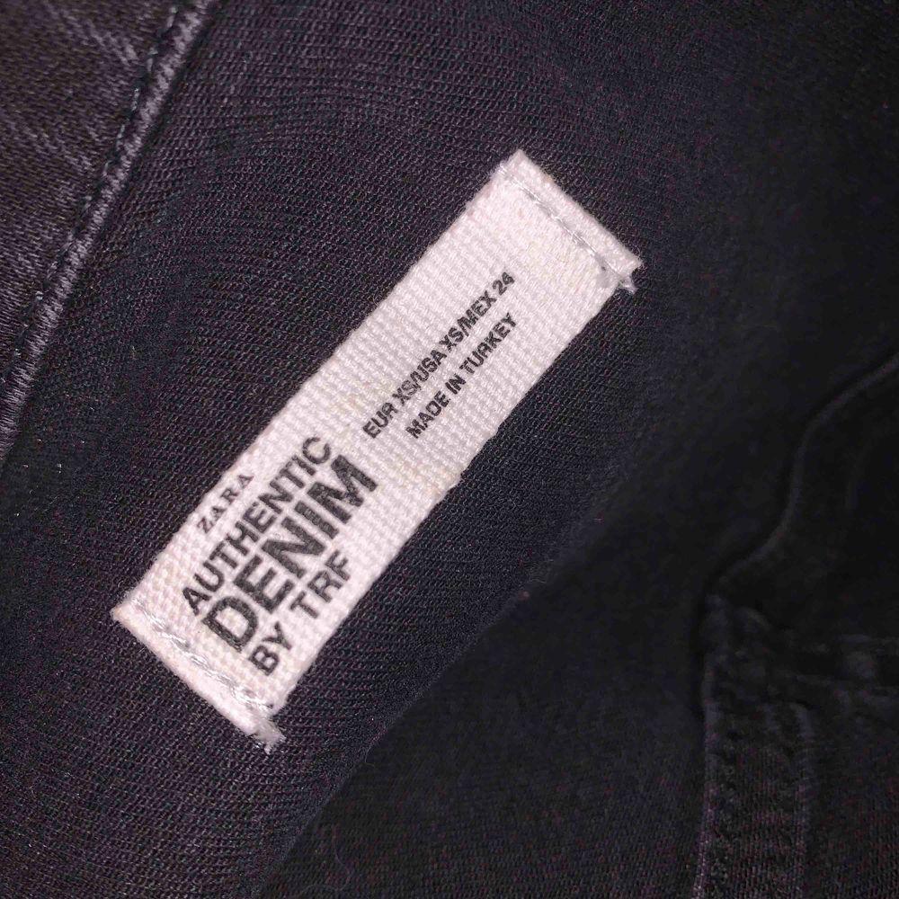 Säljer denna fina svarta jeans klänning i stl XS från Zara! Man kan knäppa upp den om man vill ha den öppen! Använd 1-2 gånger och är i mycket bra skick! 100kr ink frakt eller möts i Stockholm för 50kr! DM:a vid intresse eller frågor.. Klänningar.