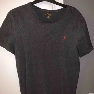  - Passar bra till det mesta om man vill. Haft plagget i cirka 2,5 år inte använd så mycket så den är i väldigt bra skick utan några skavanker. 