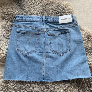  - Jeanskjol från calvin Klein som aldrig är använd, kostar 750 i nypris💕