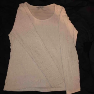  - Snygg och behaglig tröja, passar till alla slags byxor.