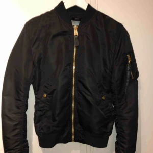  - En bomberjacka från Alpha Industries. Den är lite liten i storlek. I övrigt väldigt fint skick då den är sparsamt använd. Nypris 1799kr.