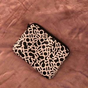  - Fodral ifrån Marc Jacobs, använt fåtal gånger men kedjan behöver lagas