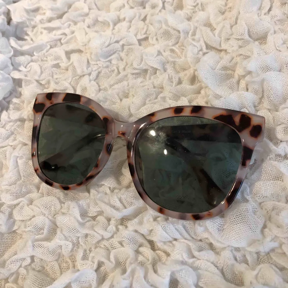 Ett par solglasögon med leopardmönster som är helt oanvända. Har två par exakt likadana så det är därför.  Frakt - 60:- . Övrigt.