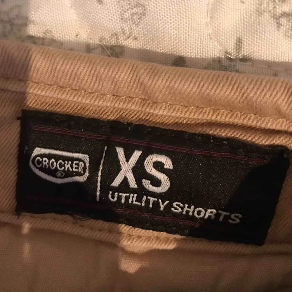 Beiga shorts från Crocker. Jättebra skick. Jättesköna:)  Har 2 fickor fram,  två på sidan och två där bak.🤎🥥🪐. Shorts.