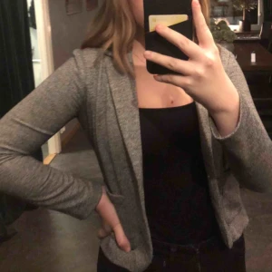  - Grå kavaj. Jättefint skick. 