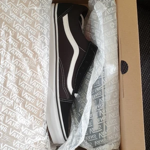 Vans old School Storlek 39 - Hej! Säljer ett par helt  nya vans skor i storleken 39. Skriv gärna vid frågor!
