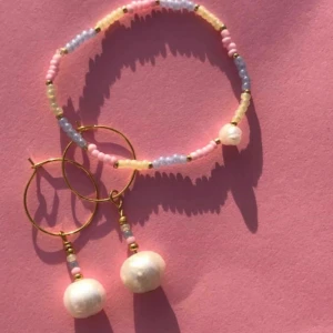 Handgjorda smycken  - Säljer jättefina handgjorda smycken. Kontakta mig för egen beställning.  Armband: 30kr Halsband: 60kr örhängen: 20kr 