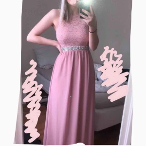 Balklänning - Säljer nu min balklänning från förra året! Superfin och passar mig när jag har lite klackar, jag är 165 cm lång💓 skriv om ni har några frågor💓 