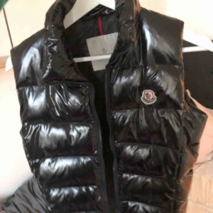  - Svart Moncler väst, i nyskick ! 