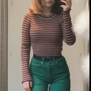  - Vääärldens sötaste tröja som går att matcha med allt. Har typ volanger i slutet på ärmarna och midjan. Storleken som står är XXS men den är stretchig så passar på en XS som mig. Perfekt passform. 