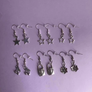  - Säljer dessa handgjorda örhängen med olika sorters berlocker. 35 kr/st. Frakt tillkommer på 11 kr.🦋💖