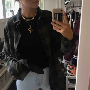  - Säljer ormhalsbandet på bilden, i guld