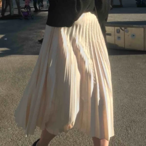  - Jättefint plisserad kjol från zara! Säljer då den inte kommit till så stor användning:) Den är strl XS men skulle säga att den passar S också. Kan skicka mot att köparen betalar frakt kostnaden, eller mötas upp i Uppsala💘