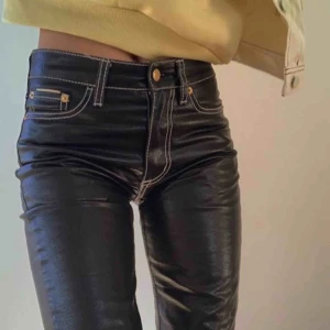  - !!INTRESSEKOLL!! Funderar på att sälja mina Eytys byxor. I bra skick, strl w28 l34(sitter bra på mig som vanligtvis har w26 och är 173 lång). Nypris 1900kr 🤩☺️ Prisidé: 950kr!