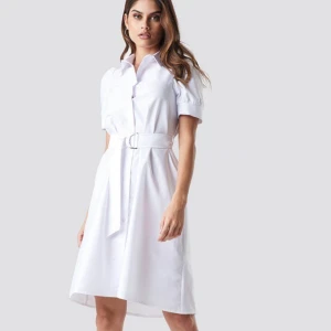  - Supersnygg skjort-klänning med bälte i midjan. Aldrig använd och lappen kvar!! Köpt på NAKD för 300kr. Köparen står för frakt. 