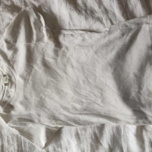  - Vit oanvänd t-shirt från Monki med högre hals. Skickas mot frakt