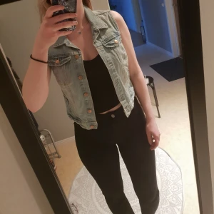 - Jeansväst från hm, strl 40 (passar på mig som vanligtvis har strl 38). Knappt använd! Köparen står för frakt:)   Betalning sker via swish.